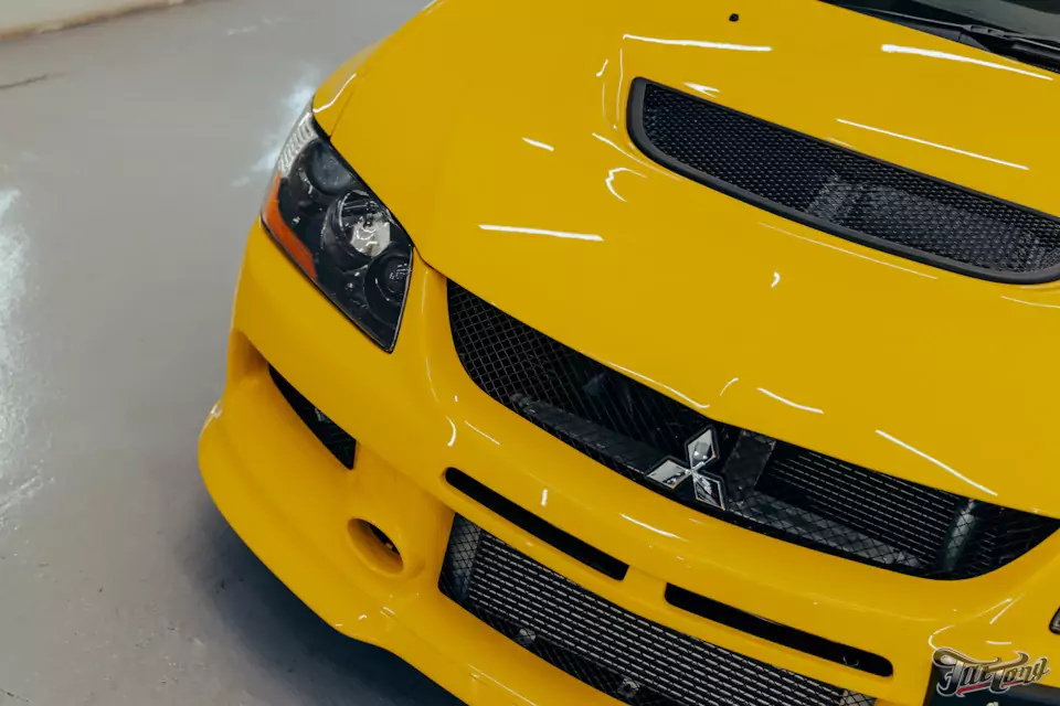 Частичная покраска Mitsubishi Lancer Evolution с подбором цвета: старая краска снялась вместе с пленкой!
